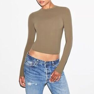 SKIMS Fits Everybody Long Sleeve T-Shirt in Truffle